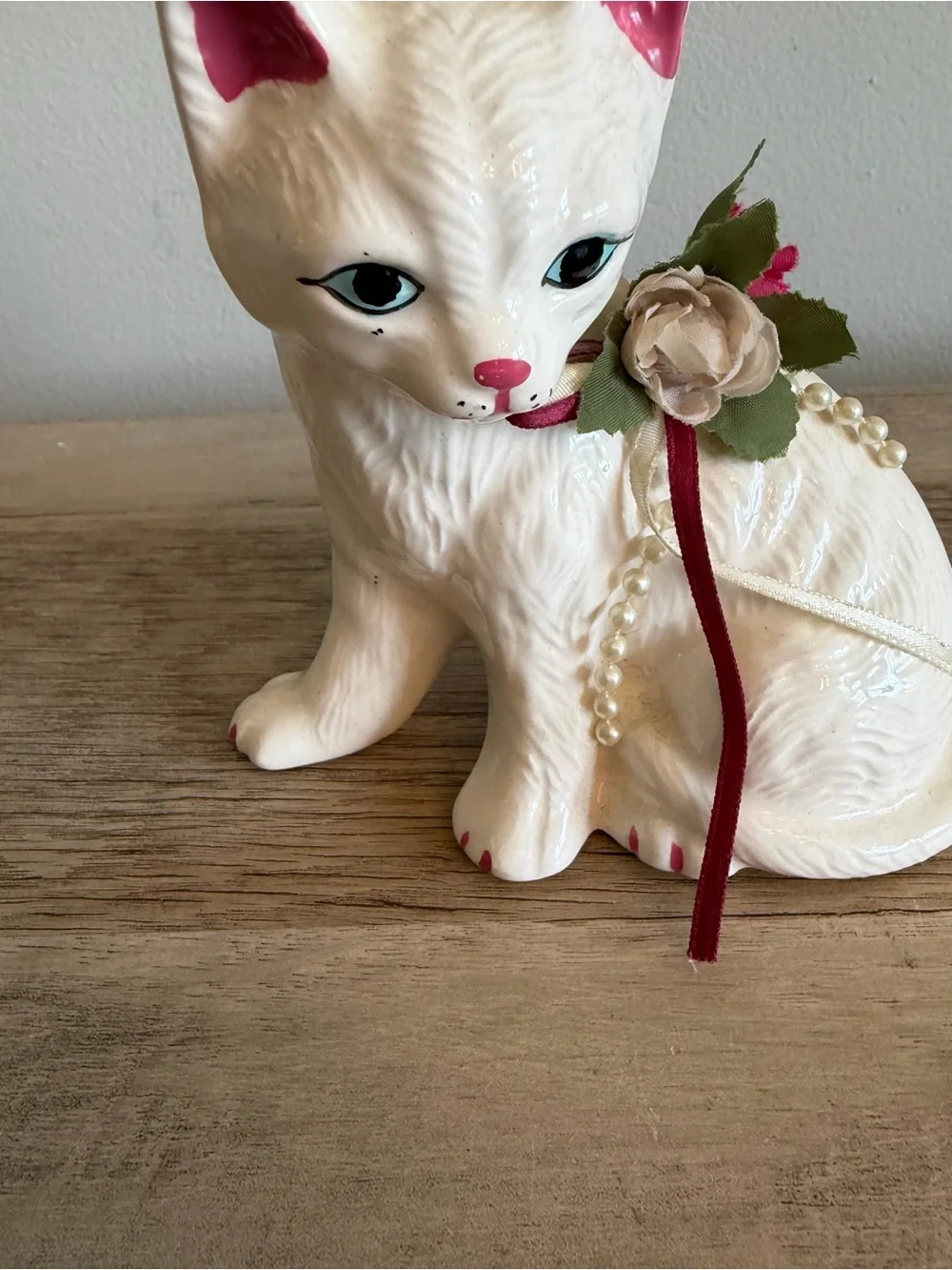 Vintage Porcelain Cat  Kitten Ribbon Collar With Flowers Beads Sitting Figurine‎